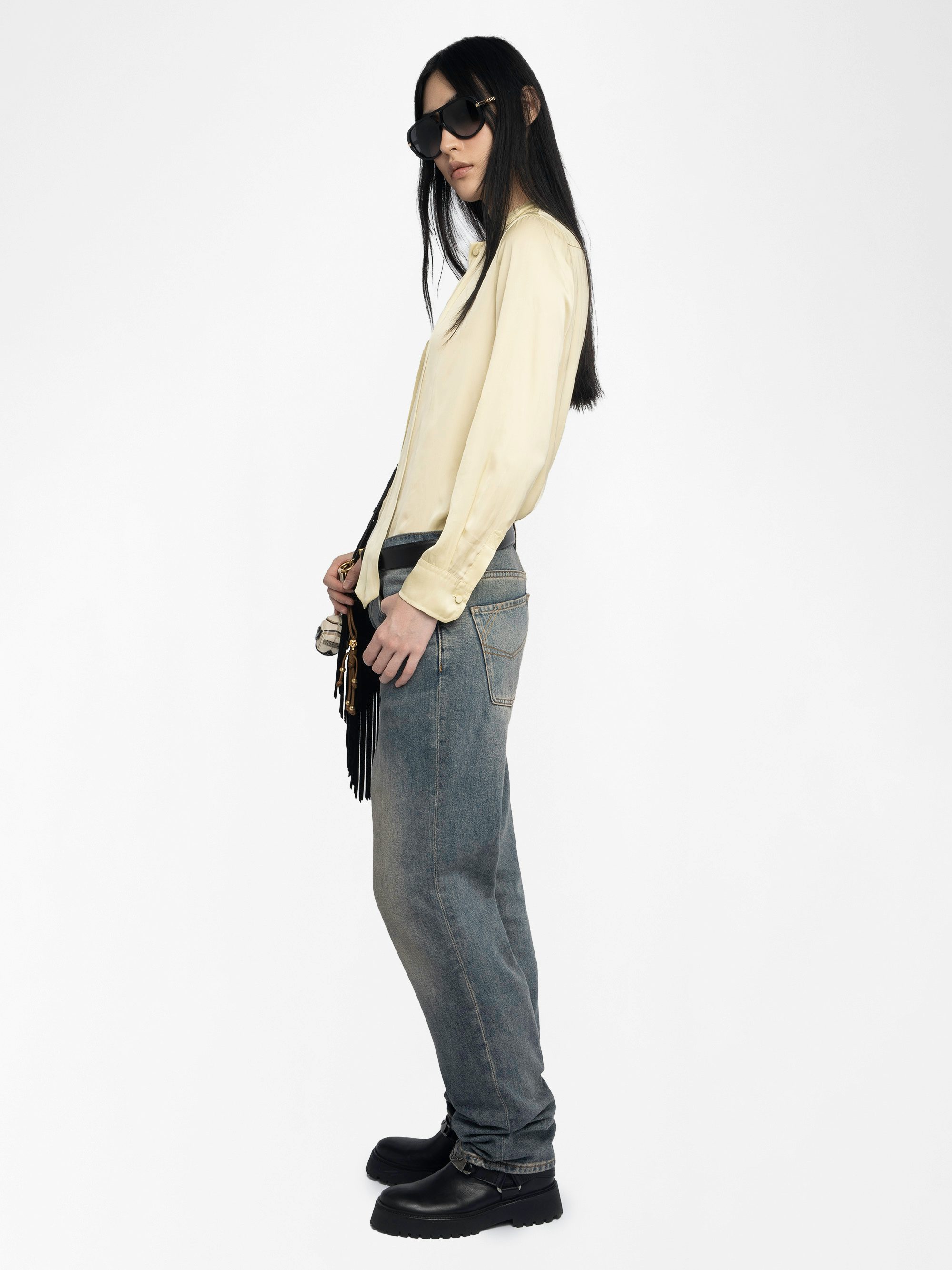 Camicia Tulba Satin - Camicia in raso con collo lavallière, ali di strass sul retro e chiusura con bottoni.